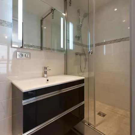 Luxury New Modern Apptmt In Center Of Apartment *